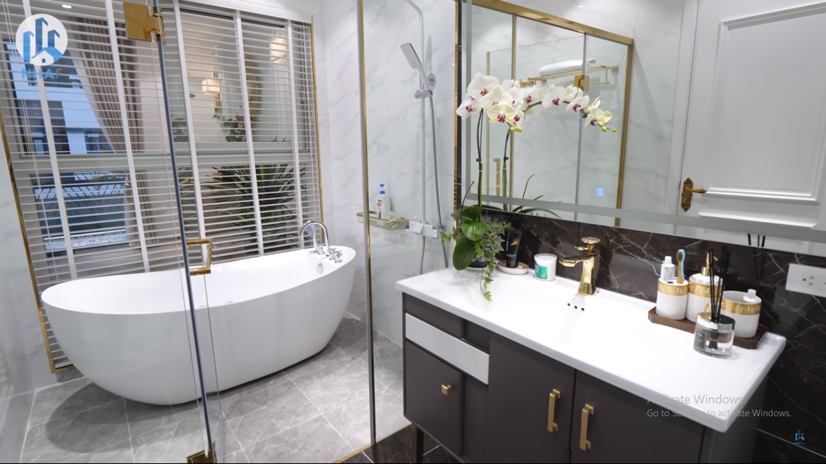 Phòng tắm được trang bị nội thất hiện đại.