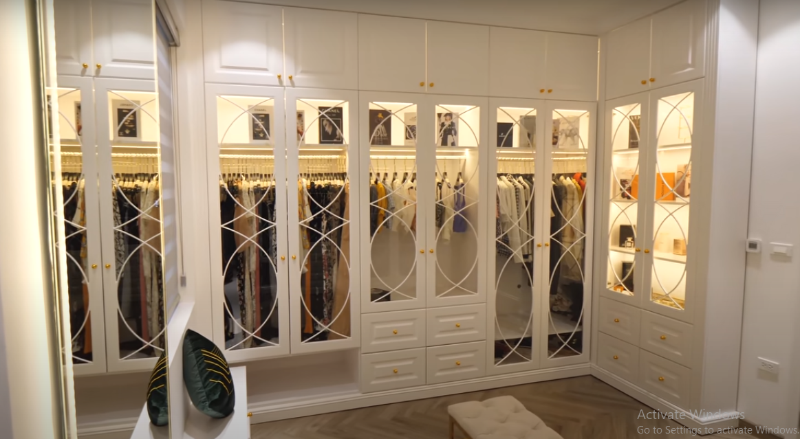 Phòng thay đồ rộng với hệ thống tủ sử dụng gam màu trắng chủ đạo.