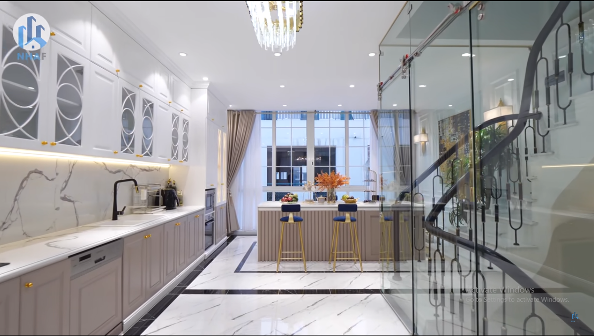 Bếp và bàn ăn cũng lấy gam màu trắng chủ đạo, đồng nhất với nhiều phòng khác. Nguồn ảnh: chụp màn hình NhaF