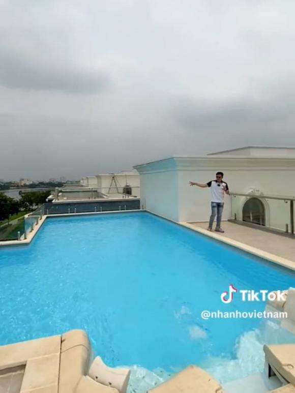 Nghệ sĩ Việt Hương từng tiết lộ đây là món quà của ông xã nhưng không hé lộ giá trị. Dù vậy, nhiều người ước tính căn nhà trị giá khoảng 240 tỷ đồng.