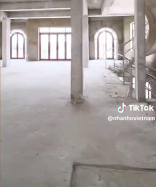 Bên trong nhà đang sửa chữa, lắp nhiều cửa kính để tạo cảm giác thoáng mát.