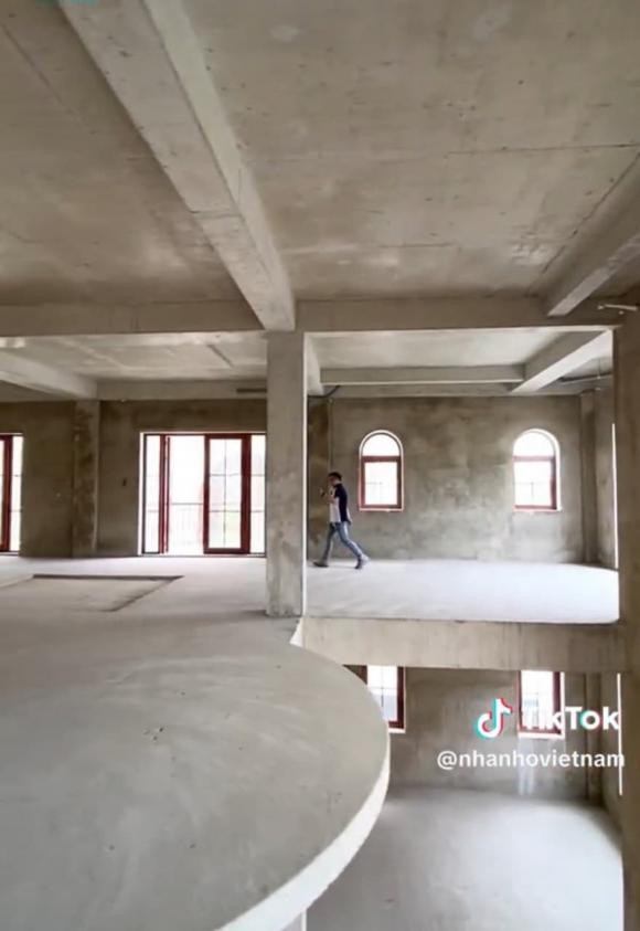 Các tầng bên trong nhà đều rất rộng rãi, thoáng mát và thông với nhau.