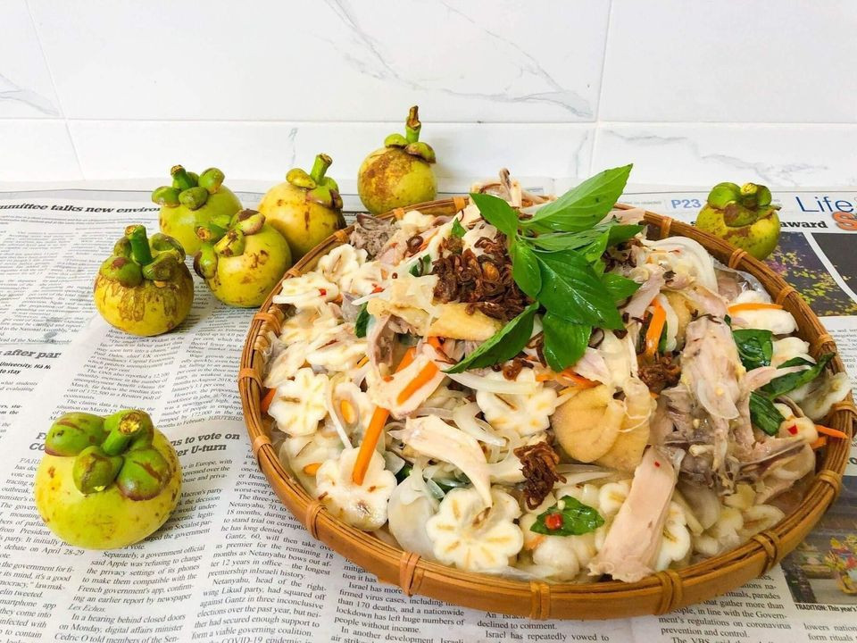 Măng cụt xanh có giá cao hơn măng cụt chín là do các vựa thu mua về gọt lấy ruột, bán cho các nhà hàng, quán ăn để làm món gỏi gà măng cụt. Ảnh: Facebook