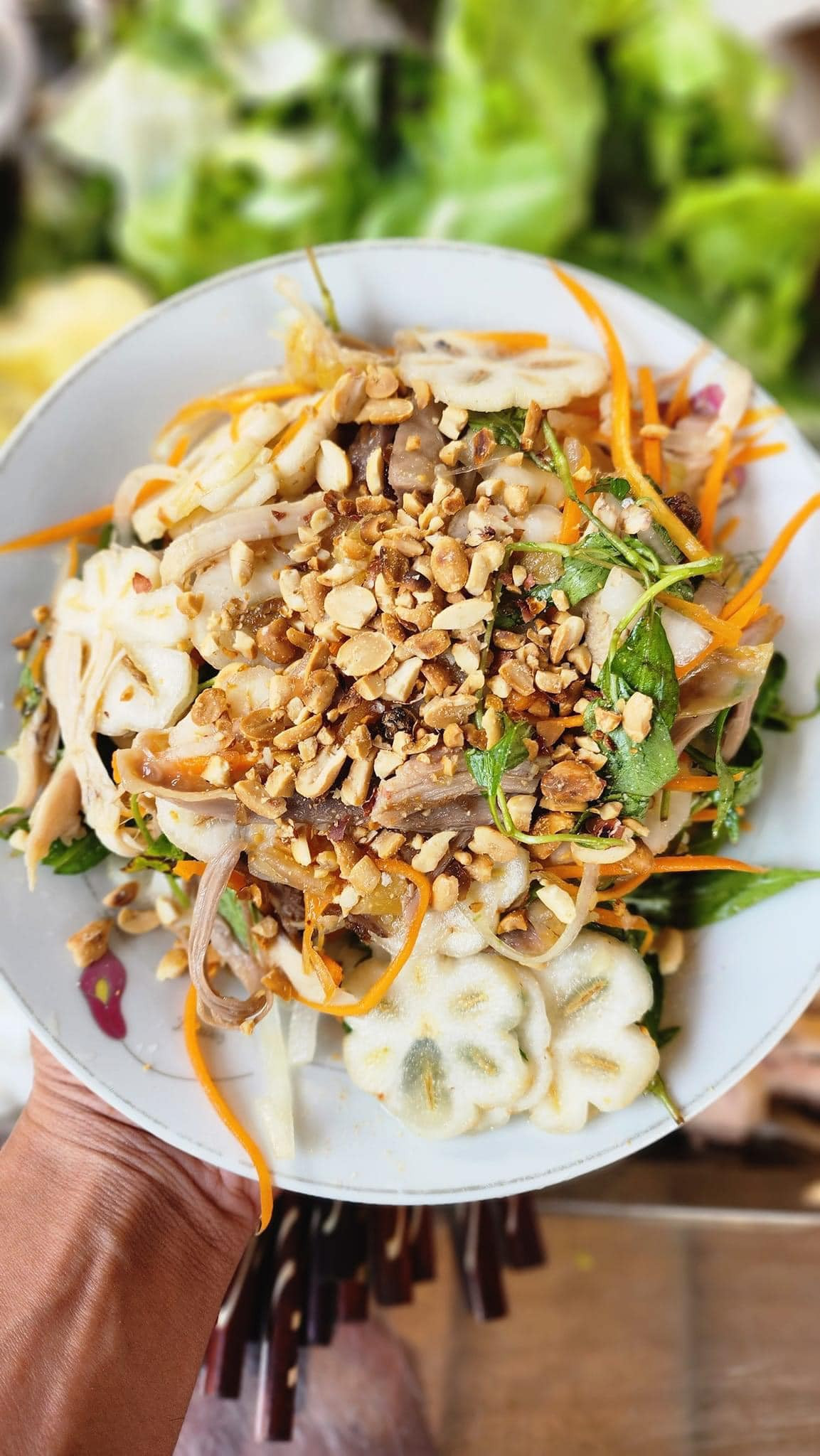 Do quá trình chế biến tỉ mỉ nên giá gỏi gà măng cụt tại các nhà hàng, quán ăn luôn cao hơn hẳn các loại gỏi khác, hầu hết ở mức giá 150.000-400.000/suất tùy yêu cầu. Ảnh: Facebook