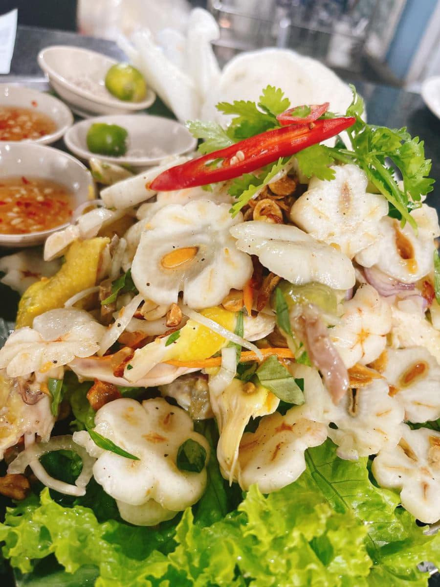 Người bán cho biết, măng cụt xanh hút khách là do đang có trào lưu kinh doanh và chế biến món măng cụt gỏi gà. Ảnh: Facebook