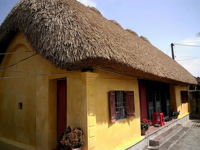 Mái rạ rất dày giúp bên trong luôn ấm áp vào mùa đông và mát mẻ trong mùa hè. Ảnh: Dân trí