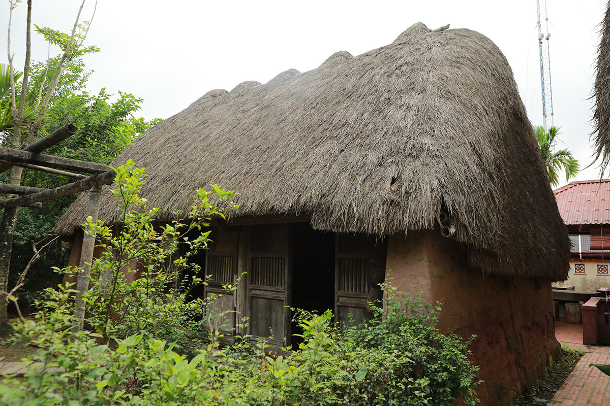 Nhà mái cói, mái rạ được chủ nhân lưu giữ lại để nhớ về một thời gian khó, để người có tuổi đến tìm lại tuổi thơ, các em nhỏ hiểu về cuộc sống của các thế hệ trước. Ảnh: Artimes