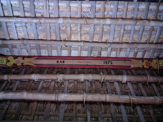 Bên dưới mái nhà là các cọc, rui, mè gắn kết với nhau rất chắc chắn. Ảnh: Dân trí