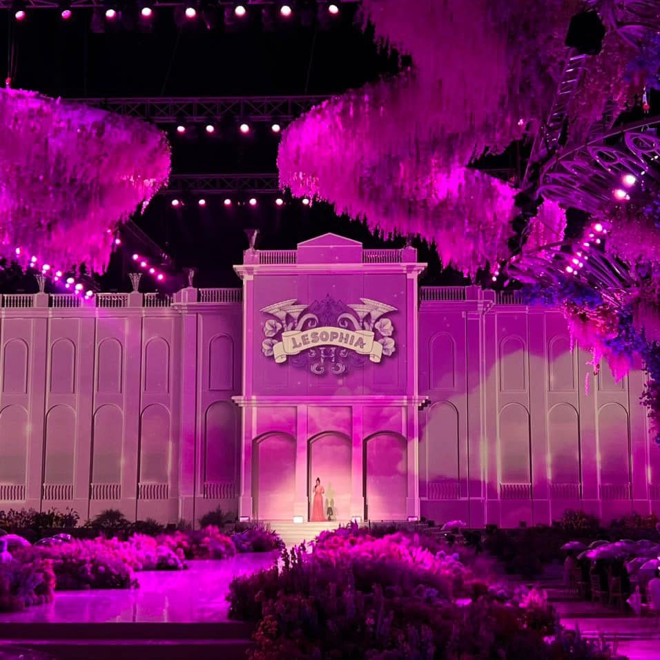 Cả các hạng mục thiết kế thi công của đám cưới do các kỹ sư và nghệ nhân nổi tiếng trên toàn quốc tạo nên. Riêng hoa tươi trang trí đám cưới ước tính lên đến 13 tỷ đồng (chưa bao gồm chi phí thuê nhân công). Ảnh: Facebook H.C.C