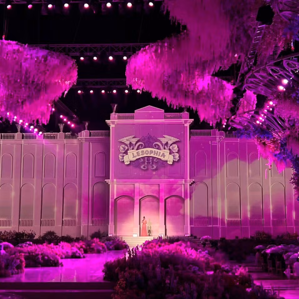 Cả các hạng mục thiết kế thi công của đám cưới do các kỹ sư và nghệ nhân nổi tiếng trên toàn quốc tạo nên. Riêng hoa tươi trang trí đám cưới ước tính lên đến 13 tỷ đồng (chưa bao gồm chi phí thuê nhân công). Ảnh: Facebook H.C.C