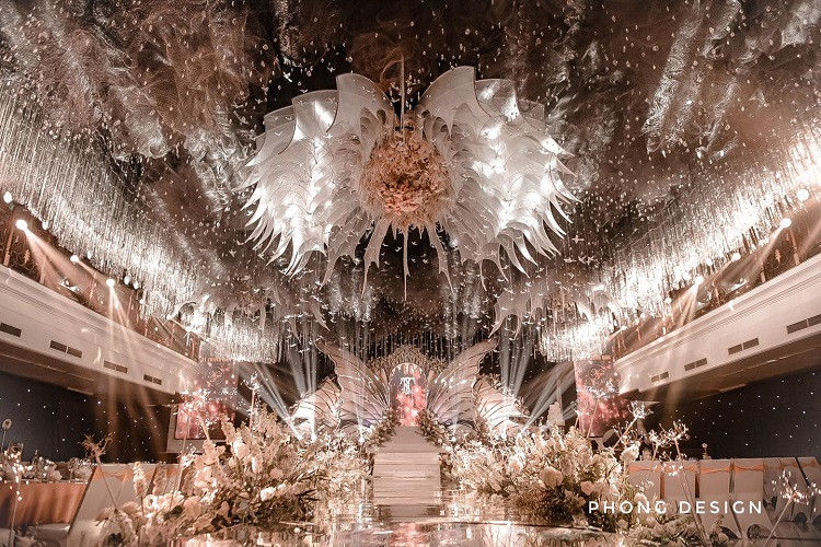 Riêng số lượng hoa tươi sử dụng trong bữa tiệc lến tới 100.000 bông nhập khẩu toàn bộ từ Anh. Ảnh: Phong Desgin