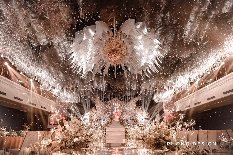 Riêng số lượng hoa tươi sử dụng trong bữa tiệc lến tới 100.000 bông nhập khẩu toàn bộ từ Anh. Ảnh: Phong Desgin