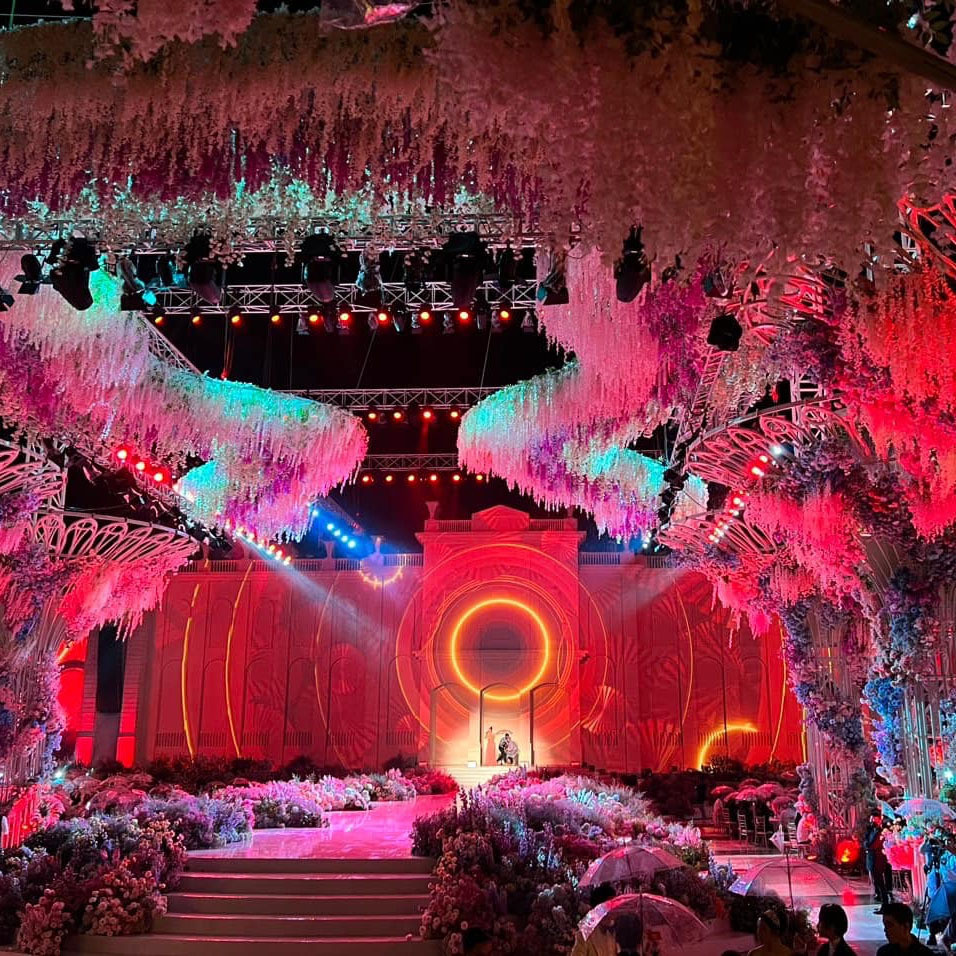 Bên cạnh đó, đám cưới còn có sự góp mặt của nhiều ngôi sao giải trí hạng A và có màn bắn pháo hoa chúc mừng vô cùng đặc sắc. Ảnh: Facebook H.C.C