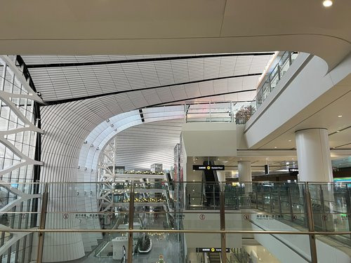 Khi vào bên trong, hành khách sẽ có cái nhìn cận cảnh hơn về thiết kế nhiều lớp của sân bay với lối đi dễ dàng giữa các tầng ở khu đất liền.