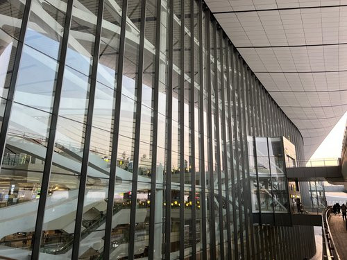 Chiều cao tuyệt đối của tòa nhà có thể được nhìn thấy qua khung cảnh sân bay ngoài trời.