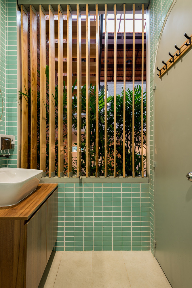 Không gian phòng tắm cũng thoáng sáng đến bất ngờ. Nguồn ảnh: Thanh Pham, Chi.Arch