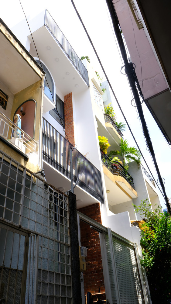 Tuy nhiên, đây là khu dân cư cũ gần trung tâm, ngõ rất hẹp chưa đầy 2m, mật độ xây dựng dày đặc, thoát nước kém, chất lượng sống chưa đảm bảo.