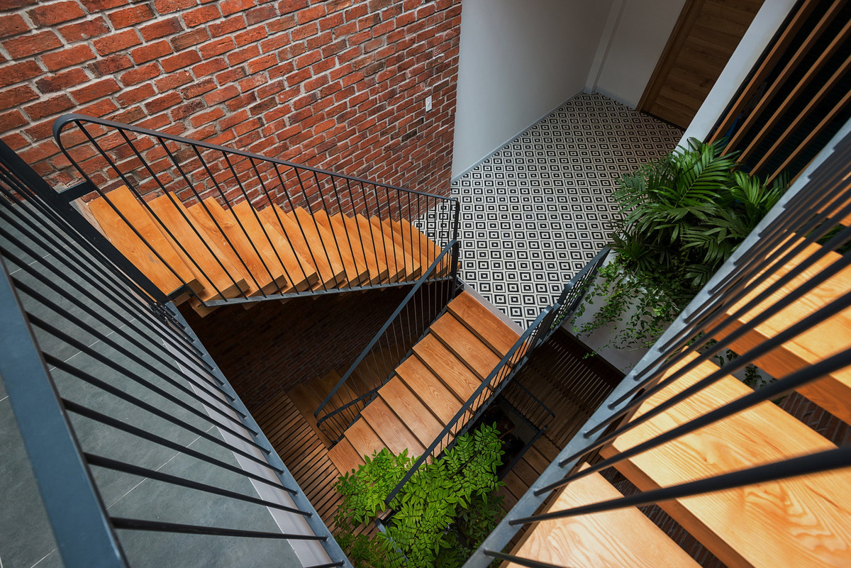 Khoảng thông tầng cuối nhà đảm bảo thông gió tự nhiên đầy đủ cho ngôi nhà.