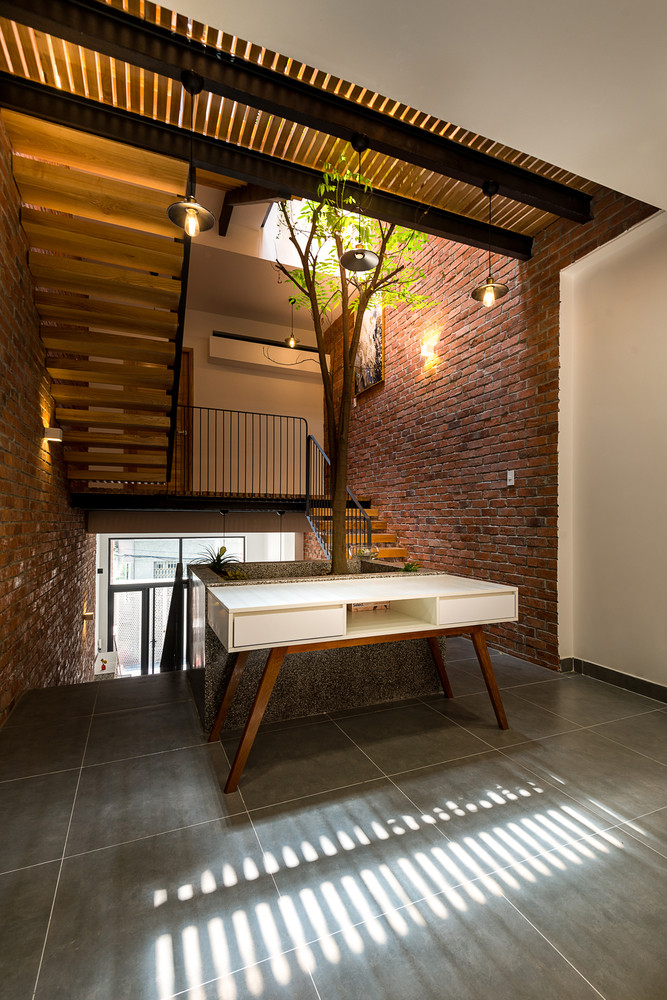 Điều này cũng phù hợp với cách bố trí lệch tầng của căn nhà, tạo nên nhiều không gian sinh động trong nhà.