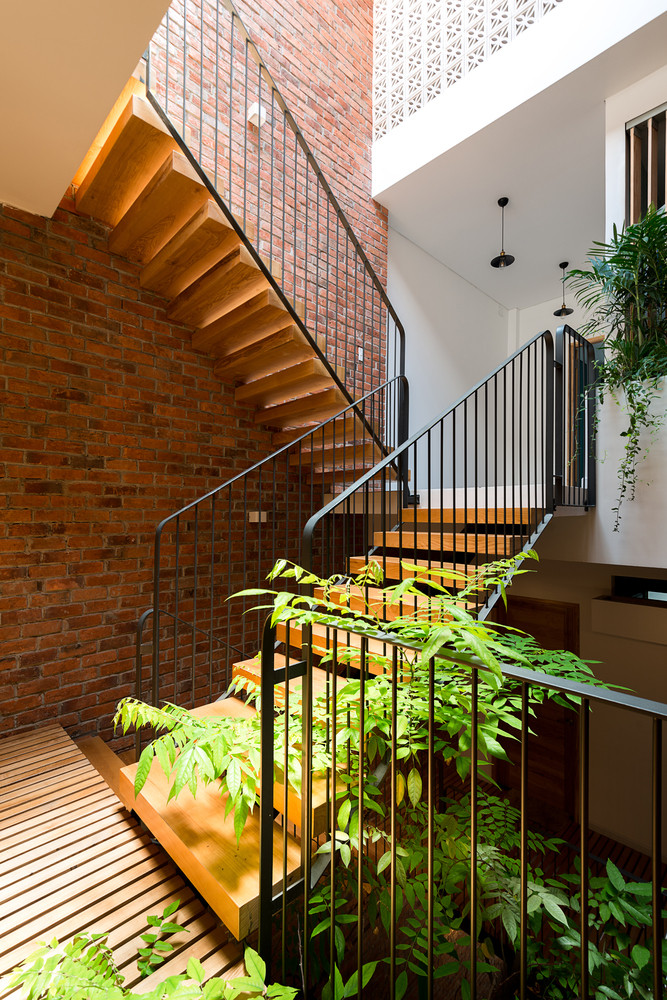 Hạn chế của nhà phố là mặt tiền hẹp, chưa đầy 4m. Do đó, giải pháp được kiến trúc sư lựa chọn là mở khoảng giếng trời lớn ở giữa nhà, lấy sáng tự nhiên cho tất cả các không gian và các phòng.