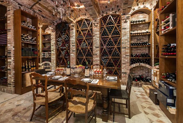Trong biệt thự của các đại gia thường thiết kế hẳn một hầm rượu với hàng chục nghìn chai chẳng khác ở quán bar.