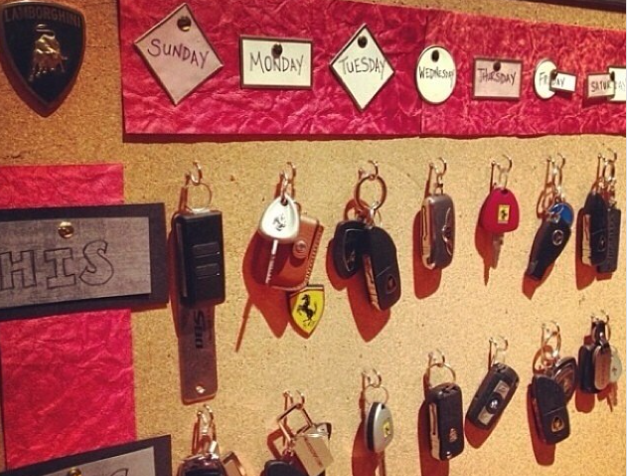 Với hàng chục siêu xe, giá treo chìa khoá phải sắp xếp như thế này.