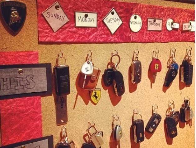 Với hàng chục siêu xe, giá treo chìa khoá phải sắp xếp như thế này.