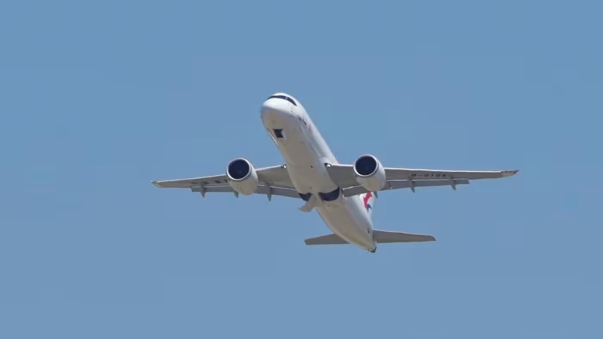 Chuyến bay chở khách đầu tiên của C919 là một cột mốc quan trọng trong nỗ lực của Trung Quốc nhằm thách thức sự độc quyền của Boeing - Airbus trong lĩnh vực sản xuất máy bay. Ảnh: Reuters