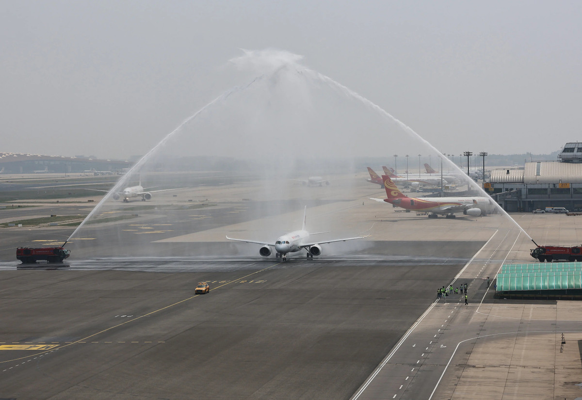 Cụ thể, chiếc máy bay C919 cất cánh từ sân bay Hồng Kiều, Thượng Hải lúc 10h30 và đáp xuống sân bay Thủ đô Bắc Kinh lúc 12h30. Ảnh: SCMP