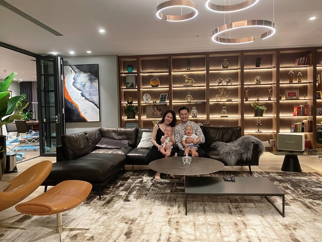 Sau khi đón hai con sinh đôi, vợ chồng MC Thành Trung chuyển đến một căn penthouse rộng rãi, thoáng đãng thuộc khu chung cư cao cấp ở Hà Nội.