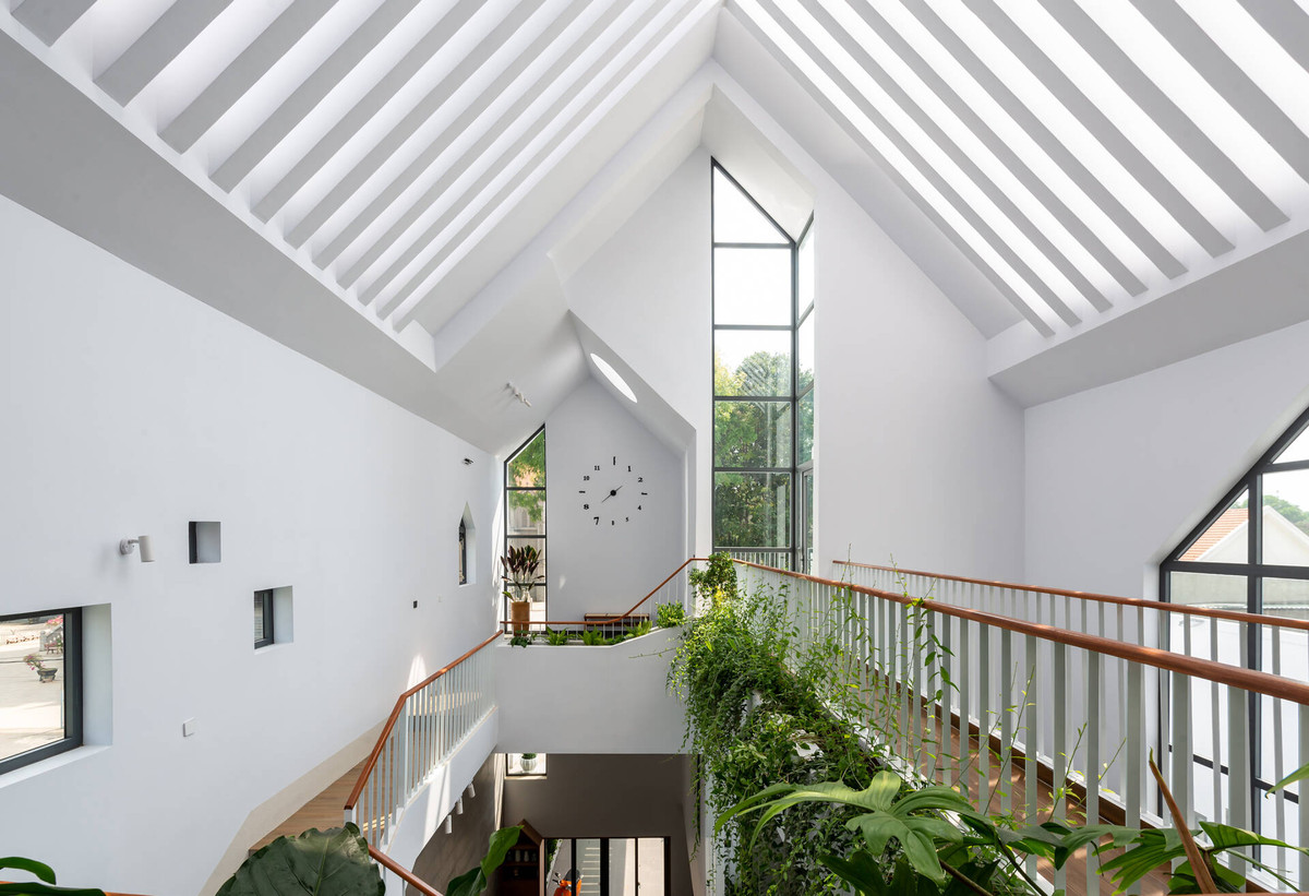 Tầng 3 là nơi tĩnh tâm cầu nguyện của gia đình với cửa sổ nhìn ra nhà thờ và sân thượng trồng cây xanh, thư giãn. Nguồn ảnh: Lonton Studio