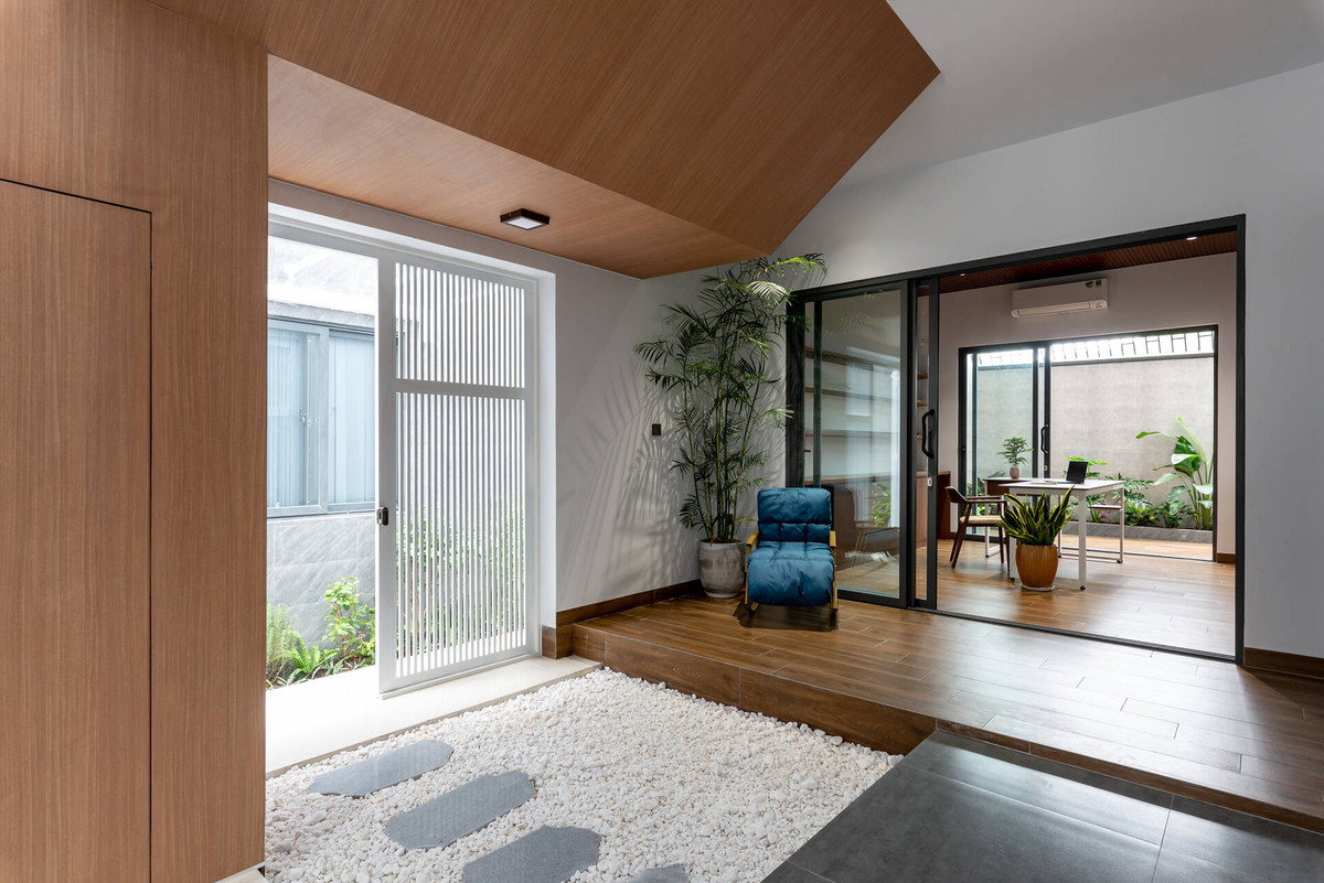 Sân trong có chức năng như khoảng đệm ngăn cách không gian chung với không gian riêng tư ở tầng 1.