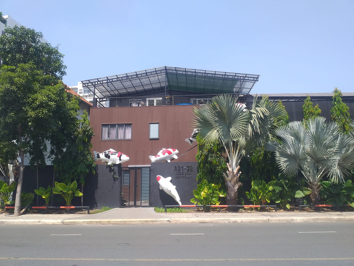 Cơ sở làm việc mới của nam doanh nhân tọa lạc ở quận 7, thành phố Hồ Chí Minh với khuôn viên hiện đại, khởi động kinh doanh hồi tháng 6/2022.