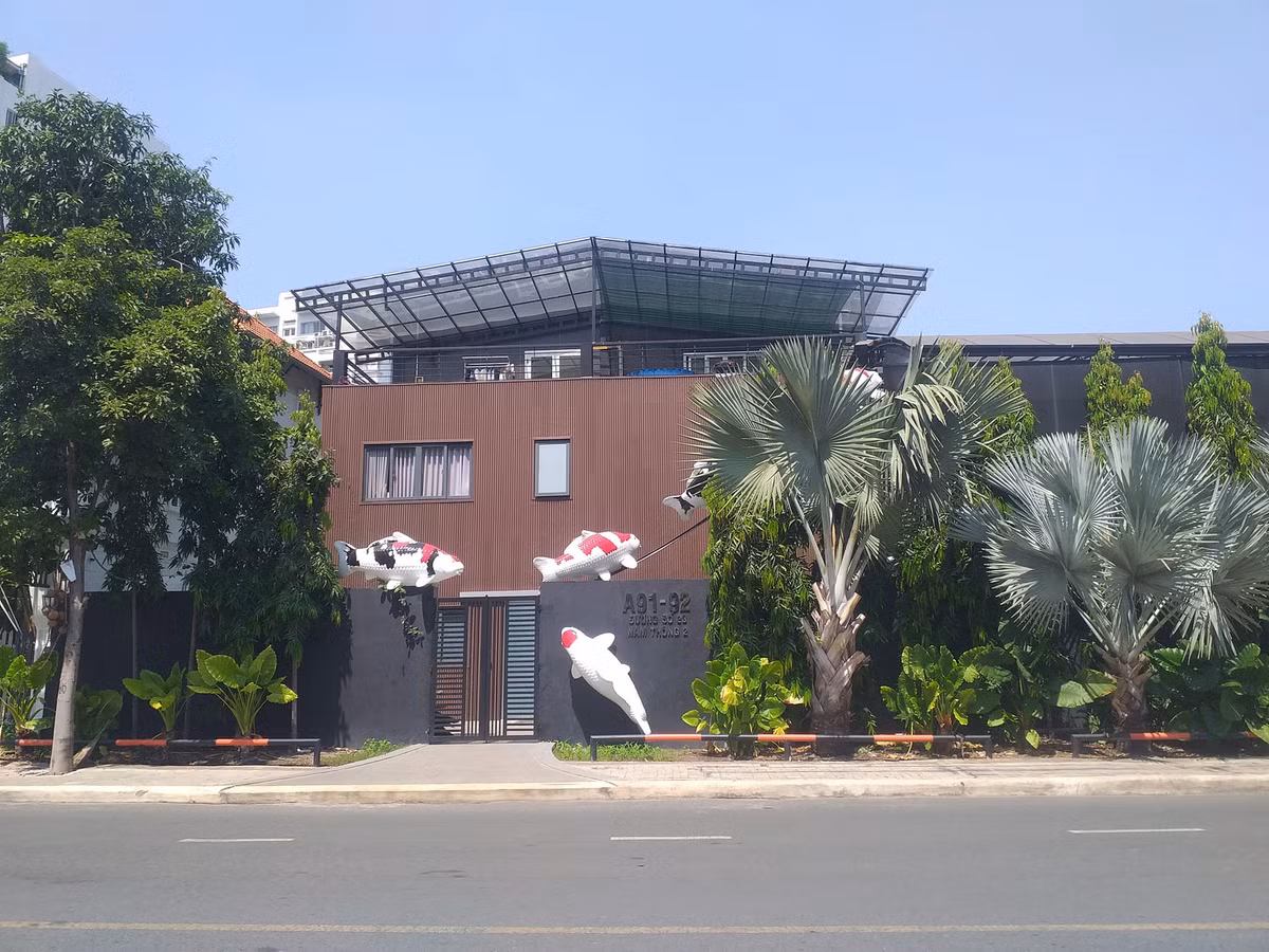 Cơ sở làm việc mới của nam doanh nhân tọa lạc ở quận 7, thành phố Hồ Chí Minh với khuôn viên hiện đại, khởi động kinh doanh hồi tháng 6/2022.