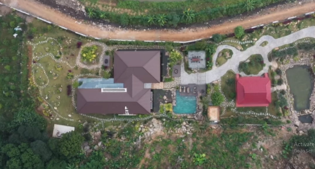 Cách đây không lâu, kênh YouTube NhaF giới thiệu một căn biệt thự nghỉ dưỡng được xây dựng trên lô đất 5.000 m2 tại Lương Sơn (Hoà Bình).