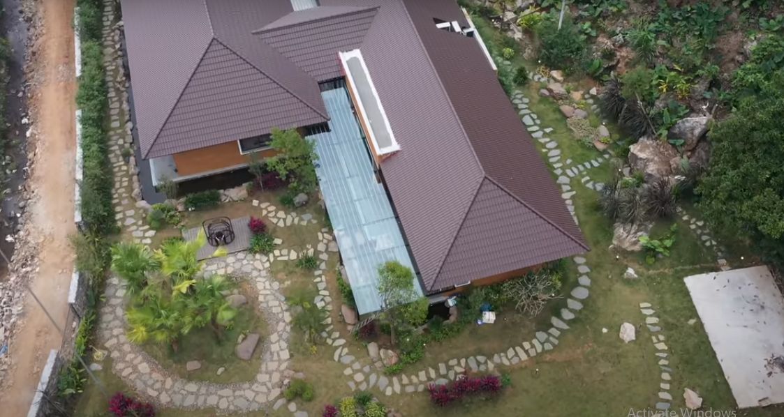 Căn biệt thự được xây dựng theo hình chữ H với diện tích khoảng 300m2.