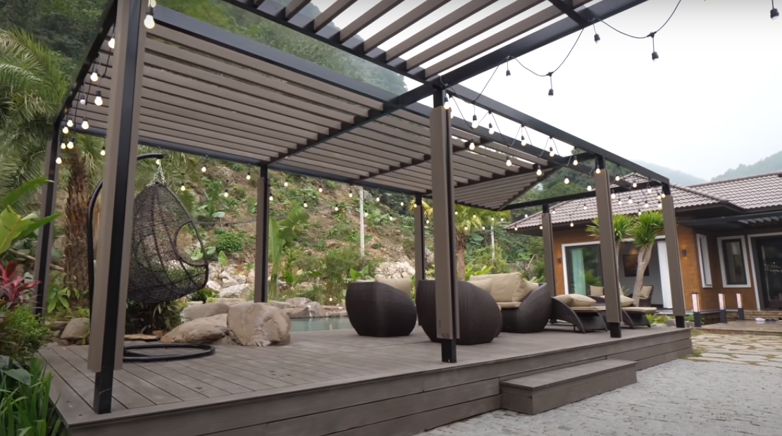 Bên ngoài căn nhà có khu vực giải trí ngay cạnh bể bơi.