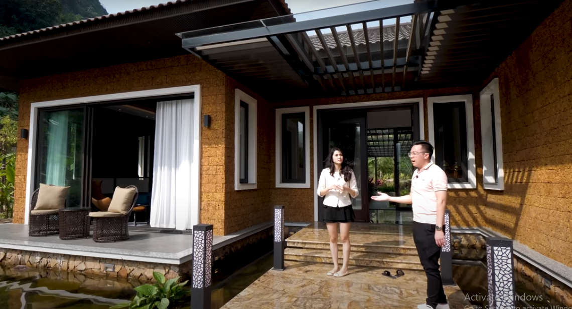 Để không khí bên trong mát mẻ, kiến trúc sư sử dụng gạch đá ong ốp bên ngoài, bên trên là mái ngói.