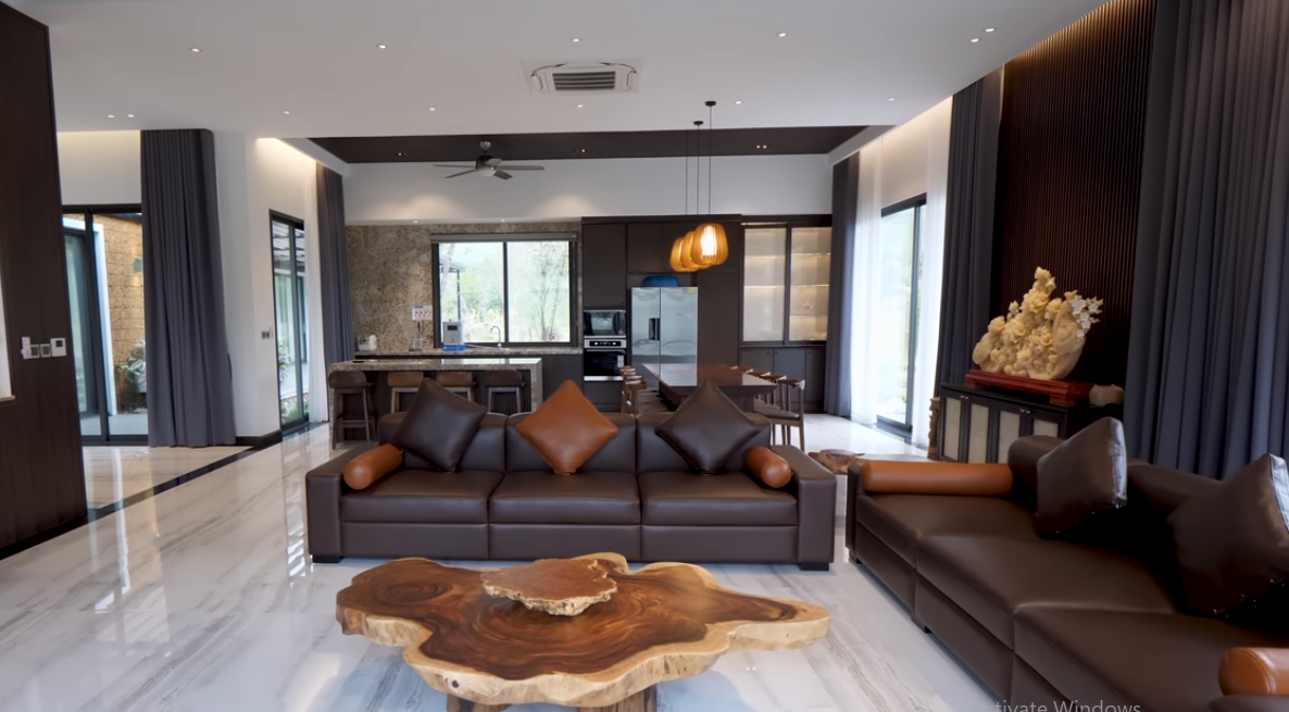 Phòng khách thiết kế theo phong cách đơn giản, hiện đại.