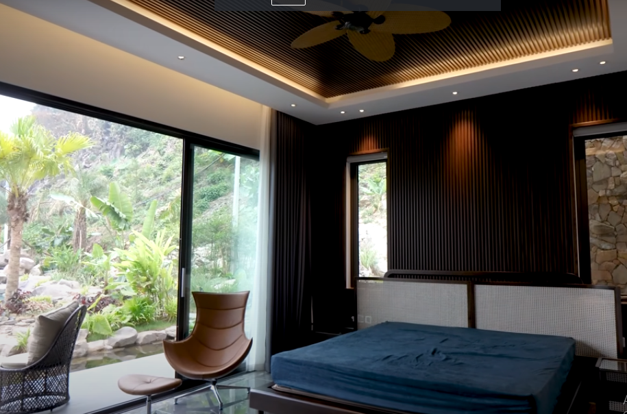 Phòng ngủ master có hệ cửa kính lớn đón ánh sáng và gió trời.