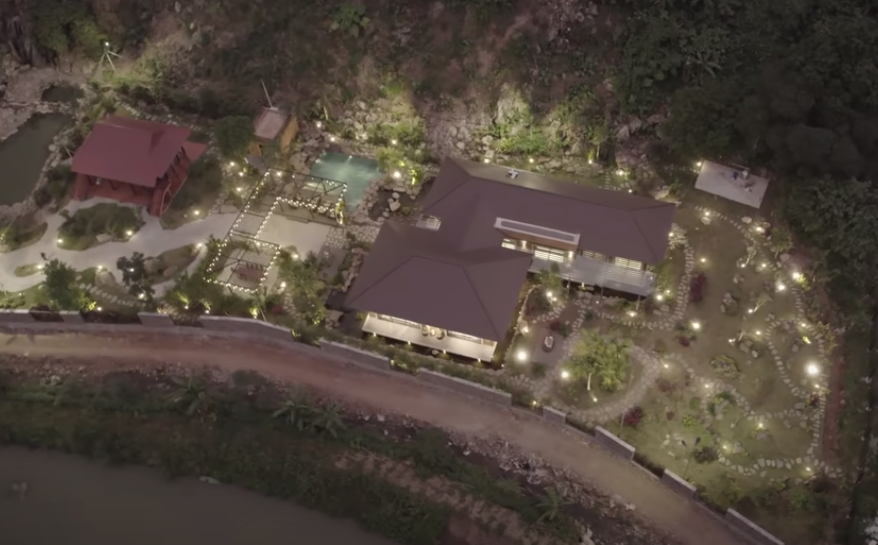 Ánh đèn buổi tối cho không gian thêm lung linh huyền ảo hơn. Nguồn ảnh: chụp màn hình