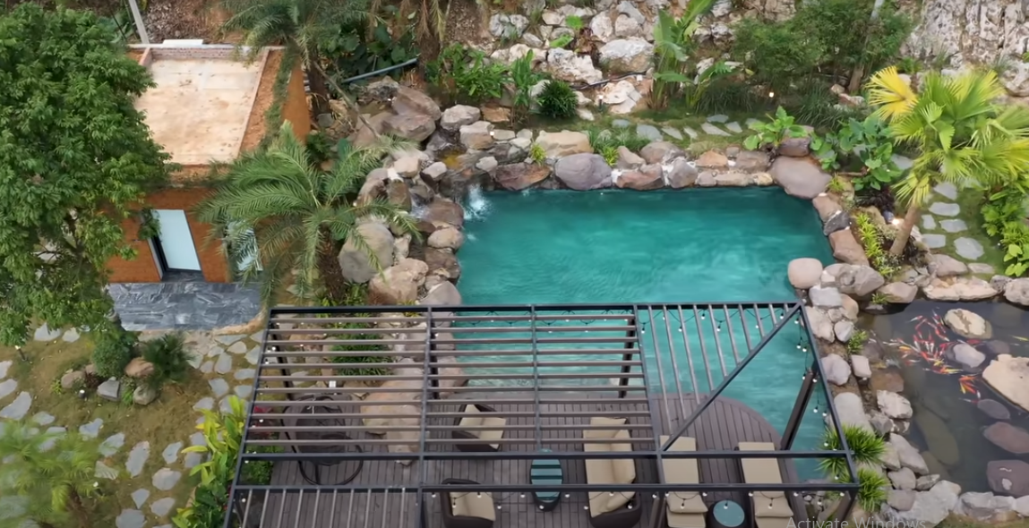 Bể bơi được thiết kế theo phong cách onsen Nhật Bản, sử dụng nguồn nước tự nhiên.