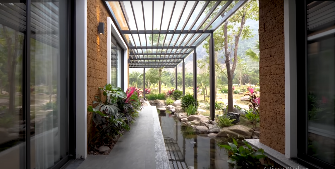 Bể cá Koi chạy xung quanh giúp căn nhà luôn mát mẻ.