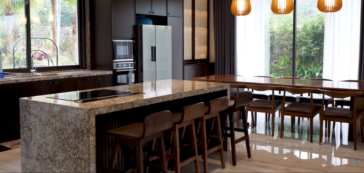 Khu bếp thoáng đãng, hướng trọn ra view bên ngoài.