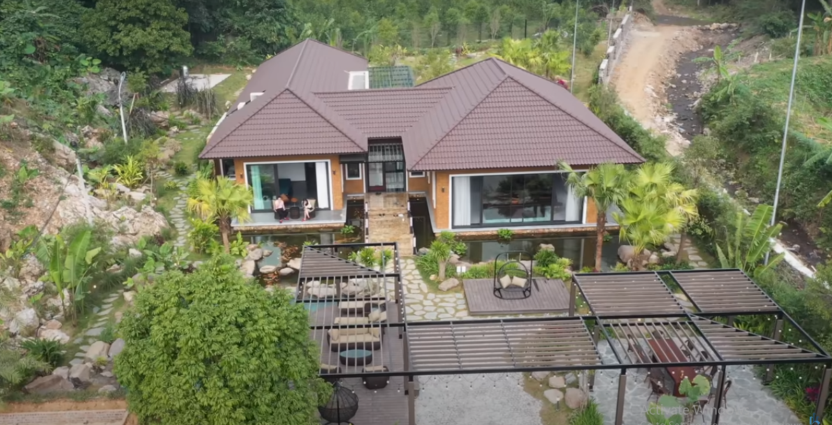 Xung quanh căn biệt thự là rất nhiều cây cối, suối chảy róc rách.