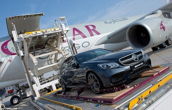 Khi du lịch tới các thành phố lớn như London, Paris... các đại gia Trung Đông không đi xe thuê mà sẵn mua hẳn một chuyến bay để chở những chiếc xe siêu độc, siêu hiếm, siêu đắt của mình sang trời Tây, phục vụ cho việc thăm thú và du ngoạn. Nguồn ảnh: Instgarm.