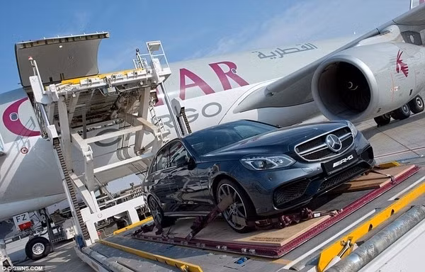 Khi du lịch tới các thành phố lớn như London, Paris... các đại gia Trung Đông không đi xe thuê mà sẵn mua hẳn một chuyến bay để chở những chiếc xe siêu độc, siêu hiếm, siêu đắt của mình sang trời Tây, phục vụ cho việc thăm thú và du ngoạn. Nguồn ảnh: Instgarm.