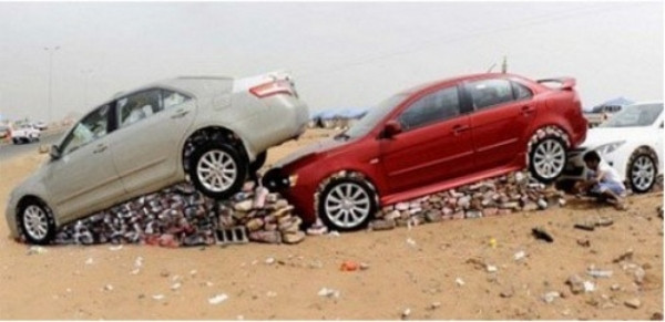 Các công tử con nhà giàu Trung Đông còn có thú vui "đốt tiền" bằng cách biến những chiếc xế xịn thành bờ tường. Họ xếp đầy gạch đá dưới gầm xe.