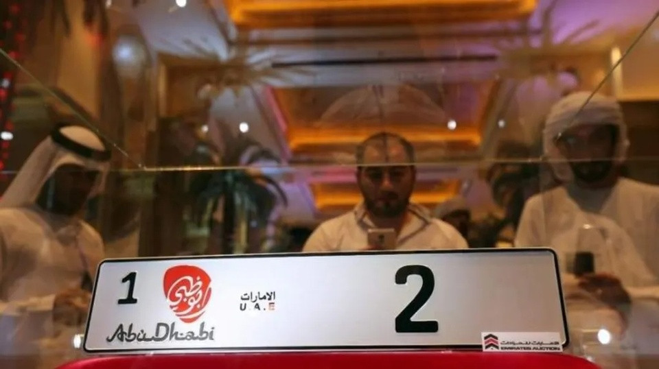 Tại Abu Dhabi thuộc Các Tiểu vương quốc Ả rập Thống nhất, các đại gia chịu chơi thường chi hàng triệu USD để sở hữu một biển số đẹp (như 12345, 55555) hoặc những biển ít chữ số (càng ít càng đắt).