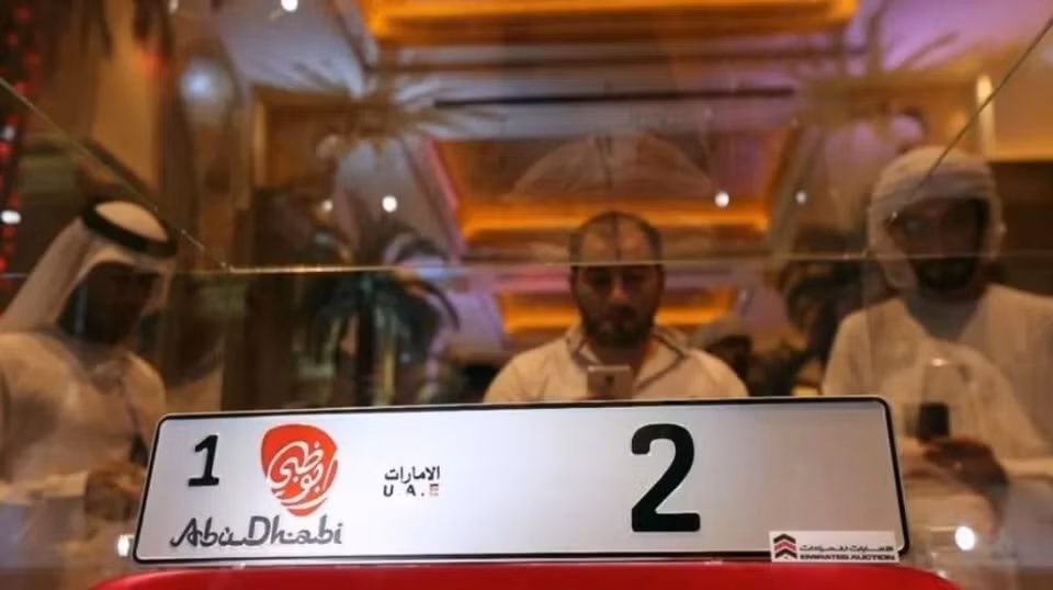 Tại Abu Dhabi thuộc Các Tiểu vương quốc Ả rập Thống nhất, các đại gia chịu chơi thường chi hàng triệu USD để sở hữu một biển số đẹp (như 12345, 55555) hoặc những biển ít chữ số (càng ít càng đắt).